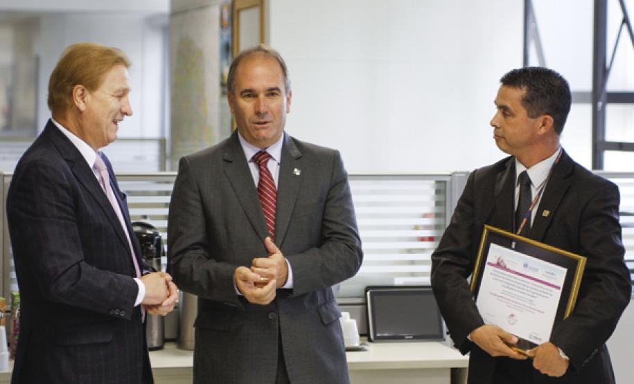 O diretor presidente da Celepar, Jacson Carvalho Leite e o secretário chefe da Casa Militar, coronel Adilson Castilho Casitas, durante lançamento do novo Geodc e ferramenta mobile. Curitiba, 30/04/2015. Foto: Pedro Ribas/ANPr