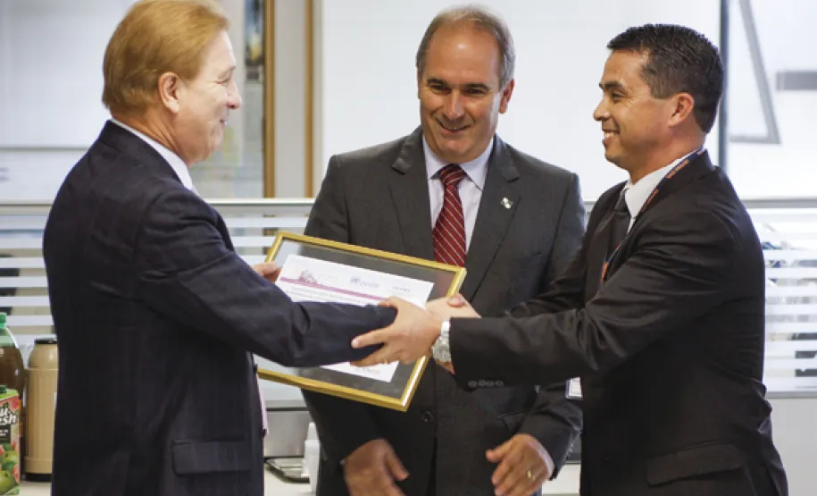 Estado lança aplicativo para a gestão de desastres e emergências O diretor presidente da Celepar, Jacson Carvalho Leite e o secretário chefe da Casa Militar, coronel Adilson Castilho Casitas, durante lançamento do novo Geodc e ferramenta mobile. Curitiba, 30/04/2015. Foto: Pedro Ribas/ANPr