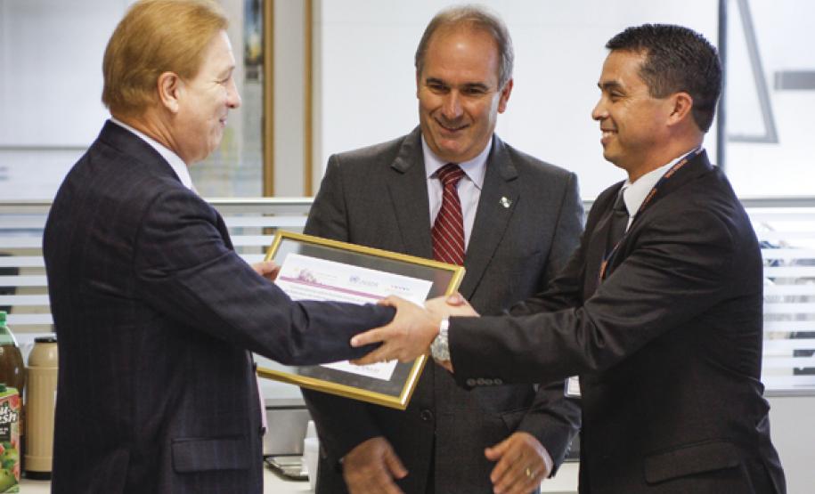 O diretor presidente da Celepar, Jacson Carvalho Leite e o secretário chefe da Casa Militar, coronel Adilson Castilho Casitas, durante lançamento do novo Geodc e ferramenta mobile. Curitiba, 30/04/2015. Foto: Pedro Ribas/ANPr