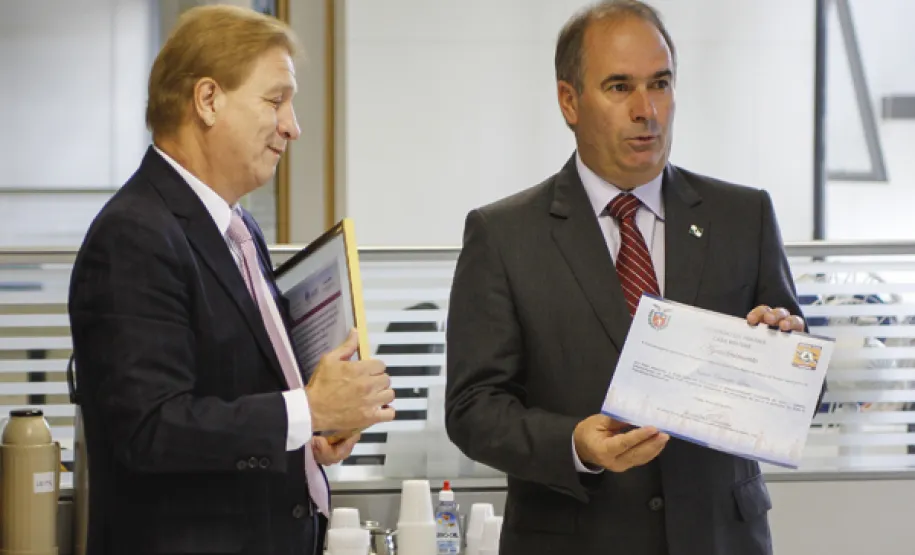 Estado lança aplicativo para a gestão de desastres e emergências O diretor presidente da Celepar, Jacson Carvalho Leite e o secretário chefe da Casa Militar, coronel Adilson Castilho Casitas, durante lançamento do novo Geodc e ferramenta mobile. Curitiba, 30/04/2015. Foto: Pedro Ribas/ANPr