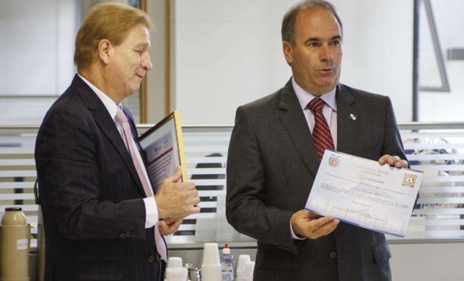 O diretor presidente da Celepar, Jacson Carvalho Leite e o secretário chefe da Casa Militar, coronel Adilson Castilho Casitas, durante lançamento do novo Geodc e ferramenta mobile. Curitiba, 30/04/2015. Foto: Pedro Ribas/ANPr