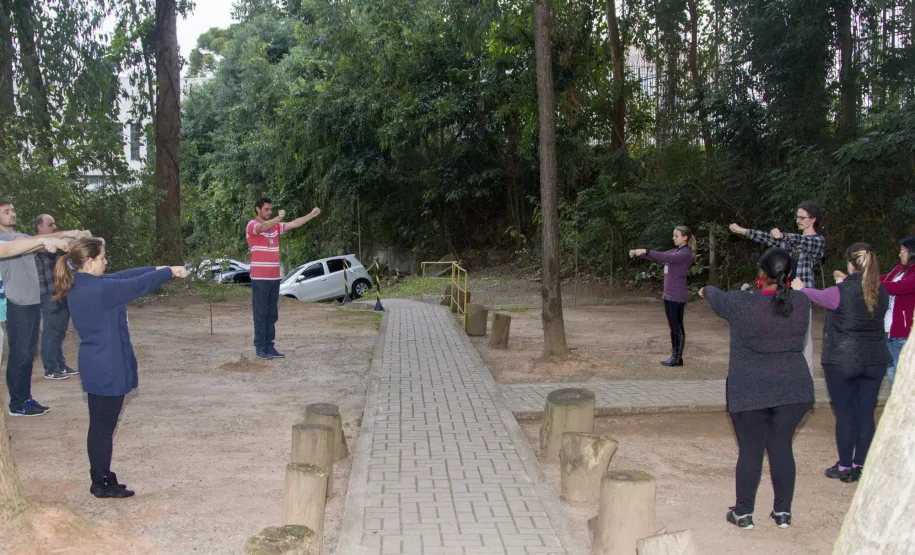 Aula de yoga é realizada para empregados da Central de Atendimento da Celepar