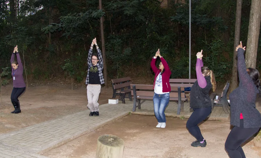 Aula de yoga é realizada para empregados da Central de Atendimento da Celepar