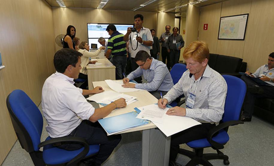 O secretário para Assuntos Estratégicos, Edson Casagrande e o presidente da Celepar, Jacson Carvalho Leite, assinam protocolo de intenções, para instalação da Rede 399 de internet para todos.Curitiba, 26-03-14.Foto: Arnaldo Alves / ANPr. O secretário para Assuntos Estratégicos, Edson Casagrande e o presidente da Celepar, Jacson Carvalho Leite, assinam protocolo de intenções, para instalação da Rede 399 de internet para todos.Curitiba, 26-03-14.Foto: Arnaldo Alves / ANPr.