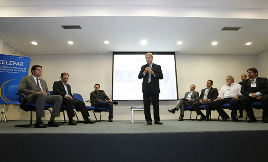 O secretário para Assuntos Estratégicos, Edson Casagrande e o presidente da Celepar, Jacson Carvalho Leite, assinam protocolo de intenções, para instalação da Rede 399 de internet para todos.Curitiba, 26-03-14.Foto: Arnaldo Alves / ANPr. O secretário para Assuntos Estratégicos, Edson Casagrande e o presidente da Celepar, Jacson Carvalho Leite, assinam protocolo de intenções, para instalação da Rede 399 de internet para todos.Curitiba, 26-03-14.Foto: Arnaldo Alves / ANPr.