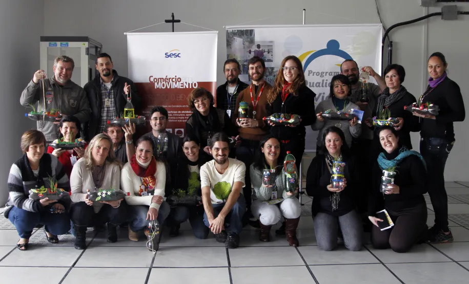 Empregados da Celepar participam da oficina Construindo sua Horta