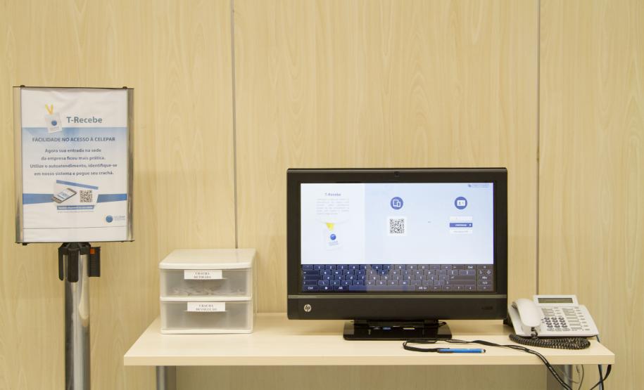 Terminal para cadastro, localizado na recepção da garagem da Celepar
