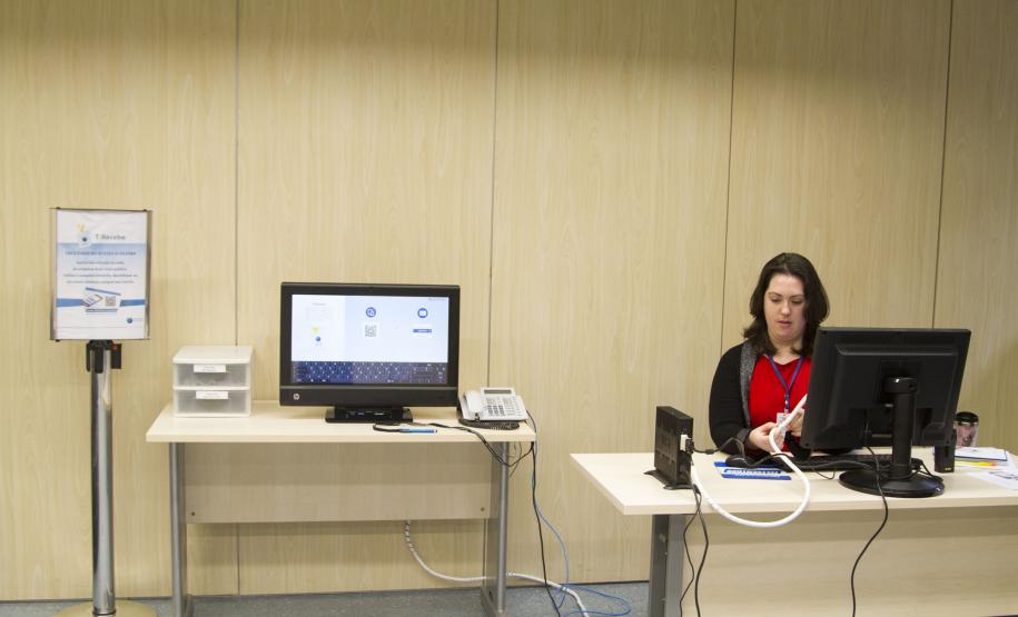 Terminal para cadastro, localizado na recepção da garagem da Celepar