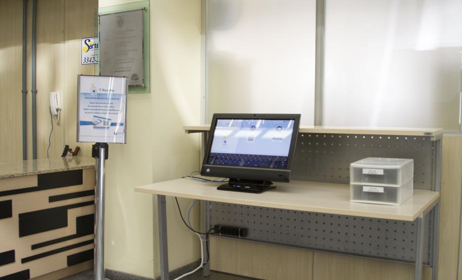 Terminal para cadastro, localizado na recepção do saguão do hall da Celepar (entrada principal)