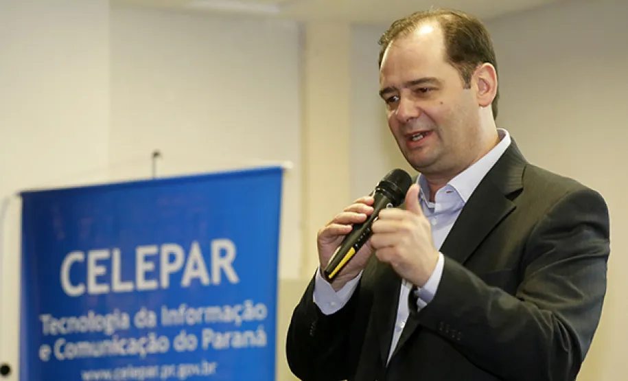 O secretário para Assuntos Estratégicos, Edson Casagrande e o presidente da Celepar, Jacson Carvalho Leite, assinam protocolo de intenções, para instalação da Rede 399 de internet para todos.Curitiba, 26-03-14.Foto: Arnaldo Alves / ANPr. O secretário para Assuntos Estratégicos, Edson Casagrande e o presidente da Celepar, Jacson Carvalho Leite, assinam protocolo de intenções, para instalação da Rede 399 de internet para todos.Curitiba, 26-03-14.Foto: Arnaldo Alves / ANPr.
