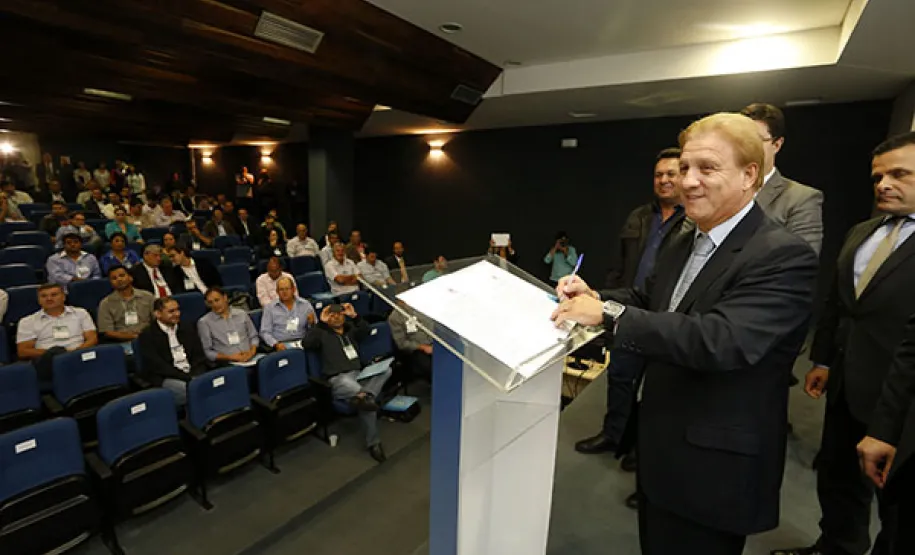O secretário para Assuntos Estratégicos, Edson Casagrande e o presidente da Celepar, Jacson Carvalho Leite, assinam protocolo de intenções, para instalação da Rede 399 de internet para todos.Curitiba, 26-03-14.Foto: Arnaldo Alves / ANPr. O secretário para Assuntos Estratégicos, Edson Casagrande e o presidente da Celepar, Jacson Carvalho Leite, assinam protocolo de intenções, para instalação da Rede 399 de internet para todos.Curitiba, 26-03-14.Foto: Arnaldo Alves / ANPr.