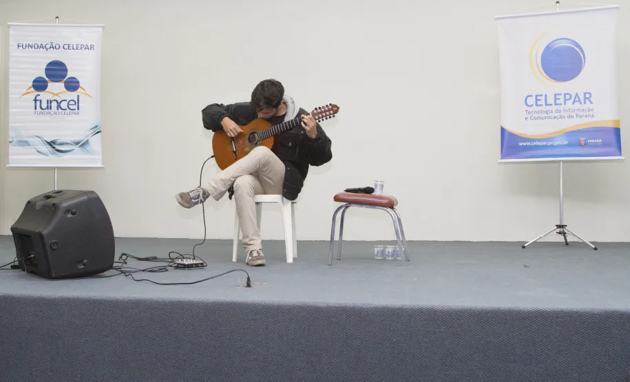 Dia do amigo na Celepar é comemorado com apresentação do músico Victor Goulin