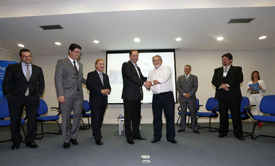 O secretário para Assuntos Estratégicos, Edson Casagrande e o presidente da Celepar, Jacson Carvalho Leite, assinam protocolo de intenções, para instalação da Rede 399 de internet para todos.Curitiba, 26-03-14.Foto: Arnaldo Alves / ANPr. O secretário para Assuntos Estratégicos, Edson Casagrande e o presidente da Celepar, Jacson Carvalho Leite, assinam protocolo de intenções, para instalação da Rede 399 de internet para todos.Curitiba, 26-03-14.Foto: Arnaldo Alves / ANPr.