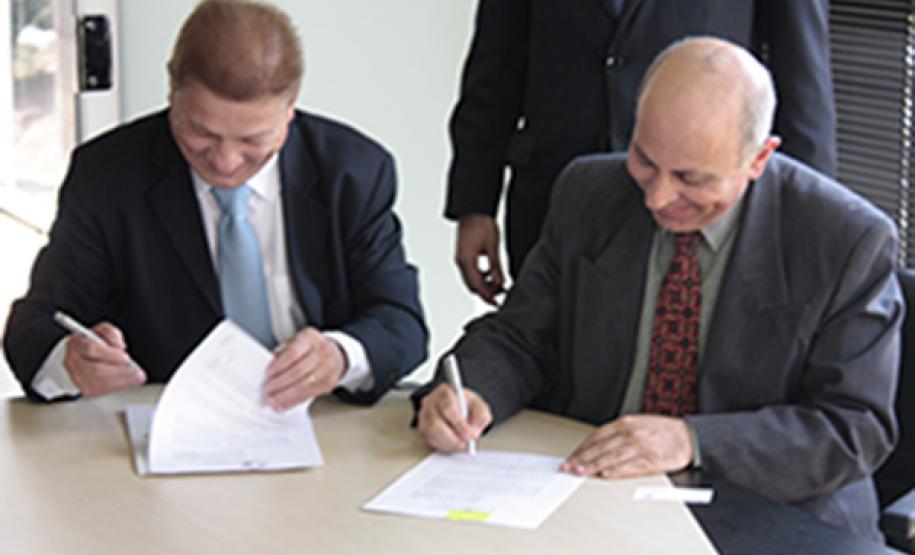 Celepar formaliza apoio ao “Movimento Paraná Sem Corrupção” O presidente da Celepar, Jacson Carvalho Leite, e o procurador-geral do Ministério Público do Paraná, Gilberto Giacoia, assinam o Termo de Adesão ao "Movimento Paraná Sem Corrupção"