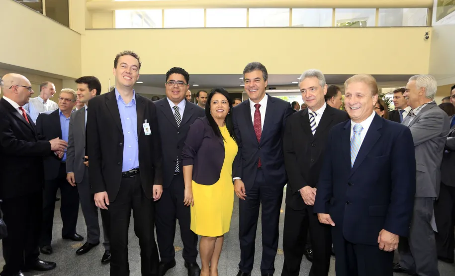 Estado lança plataforma educacional para capacitar servidores municipais O governador Beto Richa participa, na Celepar, do lançamento do Projeto Escola de Gestão Inteligente. Participaram da solenidade: presidente da Celepar, Jacson Carvalho Leite, presidente do Tecpar, Julio Felix e o secretário do Planejamento, Silvio Barros.Curitiba, 11-11-15.Foto: Arnaldo Alves / ANPr.