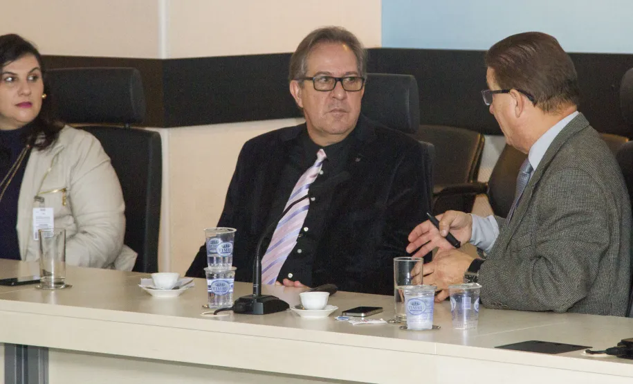 Secretário do Meio Ambiente conhece soluções de inteligência desenvolvidas pela Celepar Danielle Teixeira Tortato, Antonio Carlos Bonetti e Jacson Carvalho Leite
