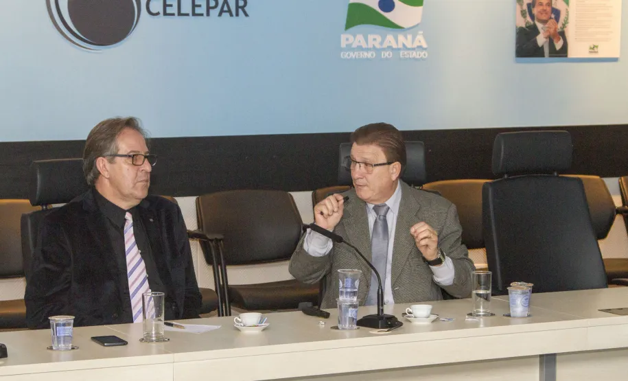 Secretário do Meio Ambiente conhece soluções de inteligência desenvolvidas pela Celepar Antonio Carlos Bonetti e Jacson Carvalho Leite