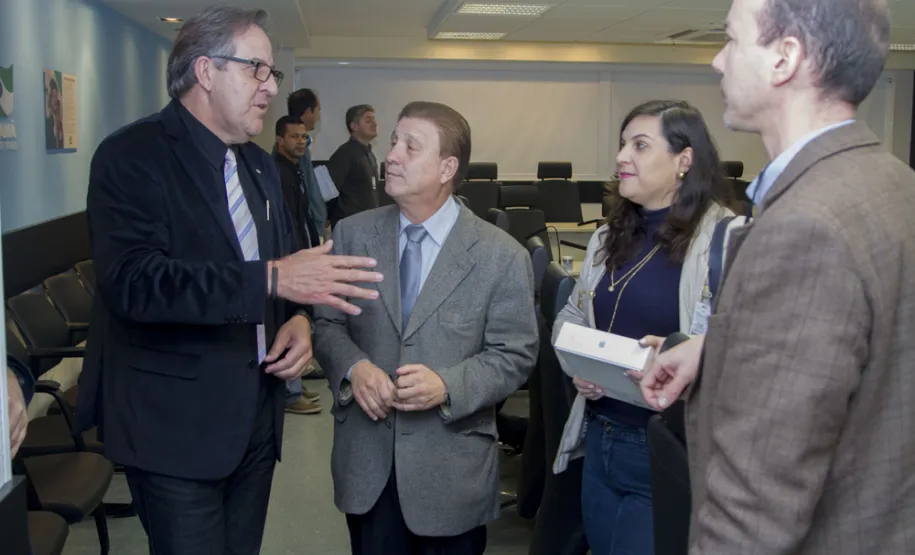 Secretário do Meio Ambiente conhece soluções de inteligência desenvolvidas pela Celepar Antonio Carlos Bonetti, Jacson Carvalho Leite, Danielle Teixeira Tortato e José Eduardo Rodrigues
