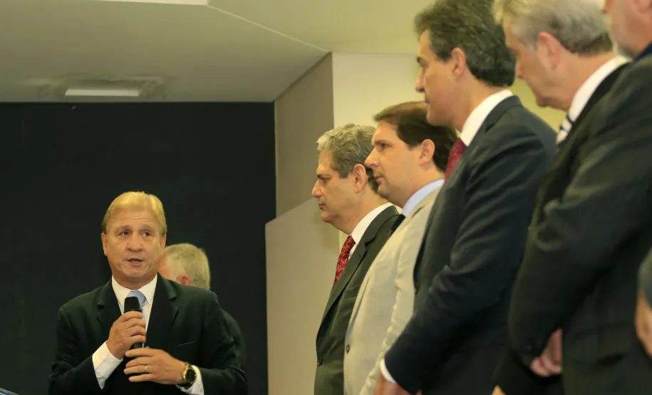 Estado lança plataforma educacional para capacitar servidores municipais O governador Beto Richa participa, na Celepar, do lançamento do Projeto Escola de Gestão Inteligente. Participaram da solenidade: presidente da Celepar, Jacson Carvalho Leite, presidente do Tecpar, Julio Felix.Curitiba, 11-11-15.Foto: Arnaldo Alves / ANPr.