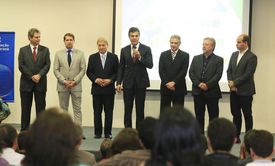 Estado lança plataforma educacional para capacitar servidores municipais O governador Beto Richa participa, na Celepar, do lançamento do Projeto Escola de Gestão Inteligente. Participaram da solenidade: presidente da Celepar, Jacson Carvalho Leite, presidente do Tecpar, Julio Felix.Curitiba, 11-11-15.Foto: Arnaldo Alves / ANPr.