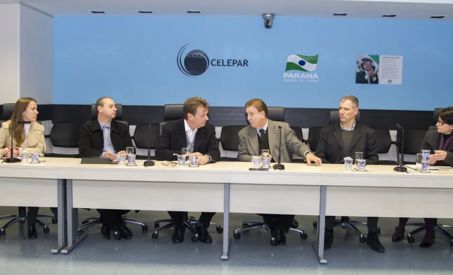 Sistema Fiep e Celepar estudam integrar dados em apoio à indústria paranaense Marcela Rucke, Manuel Emílio Rodrigues, Pedro Carlos Carmona, Jacson Leite, Carlos Pessoa e Marília de Souza