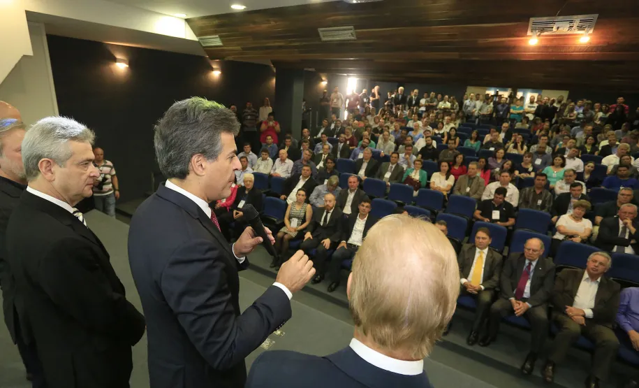 Estado lança plataforma educacional para capacitar servidores municipais O governador Beto Richa participa, na Celepar, do lançamento do Projeto Escola de Gestão Inteligente. Participaram da solenidade: presidente da Celepar, Jacson Carvalho Leite, presidente do Tecpar, Julio Felix.Curitiba, 11-11-15.Foto: Arnaldo Alves / ANPr.