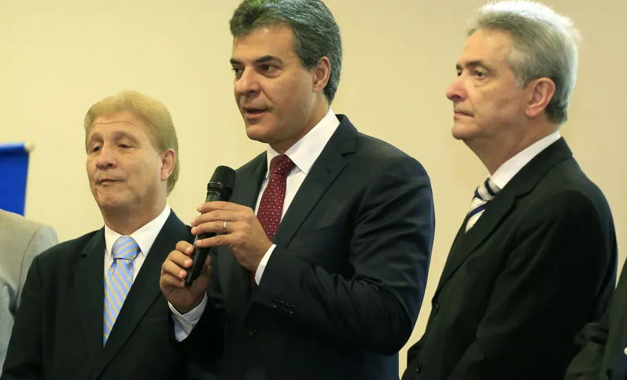 Estado lança plataforma educacional para capacitar servidores municipais O governador Beto Richa participa, na Celepar, do lançamento do Projeto Escola de Gestão Inteligente. Participaram da solenidade: presidente da Celepar, Jacson Carvalho Leite, presidente do Tecpar, Julio Felix.Curitiba, 11-11-15.Foto: Arnaldo Alves / ANPr.