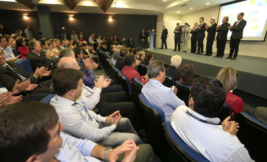 Estado lança plataforma educacional para capacitar servidores municipais O governador Beto Richa participa, na Celepar, do lançamento do Projeto Escola de Gestão Inteligente. Participaram da solenidade: presidente da Celepar, Jacson Carvalho Leite, presidente do Tecpar, Julio Felix.Curitiba, 11-11-15.Foto: Arnaldo Alves / ANPr.