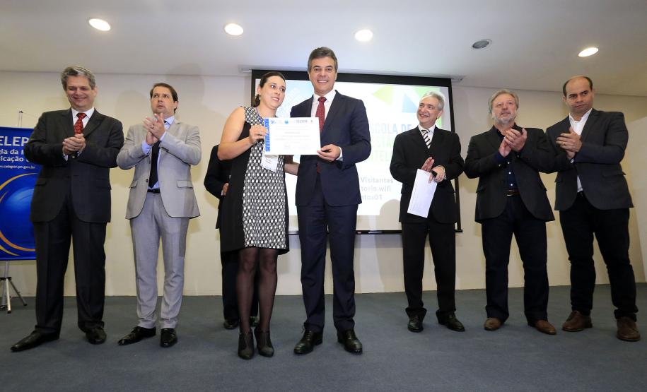 Estado lança plataforma educacional para capacitar servidores municipais O governador Beto Richa participa, na Celepar, do lançamento do Projeto Escola de Gestão Inteligente. Participaram da solenidade: presidente da Celepar, Jacson Carvalho Leite, presidente do Tecpar, Julio Felix.Curitiba, 11-11-15.Foto: Arnaldo Alves / ANPr.