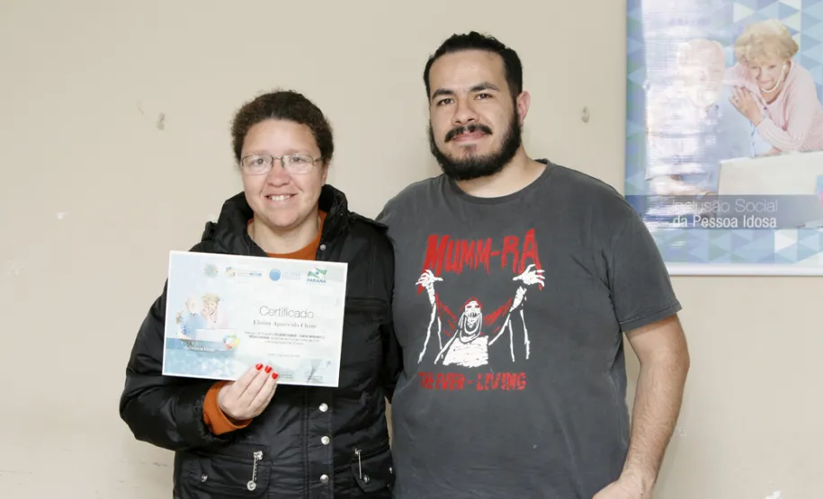 Curso de acesso à internet e redes sociais promovido pela Celepar insere mais 11 idosos no mundo digital