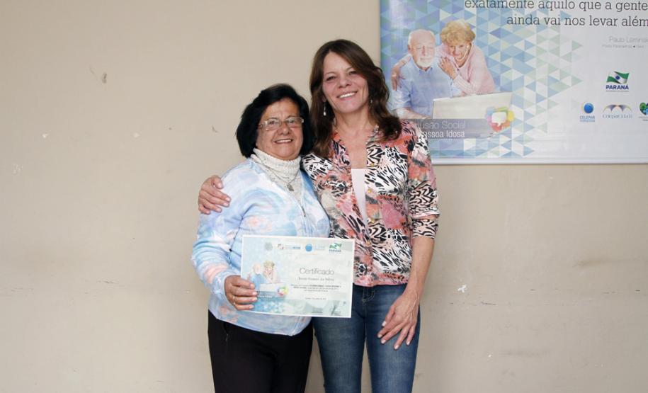 Curso de acesso à internet e redes sociais promovido pela Celepar insere mais 11 idosos no mundo digital