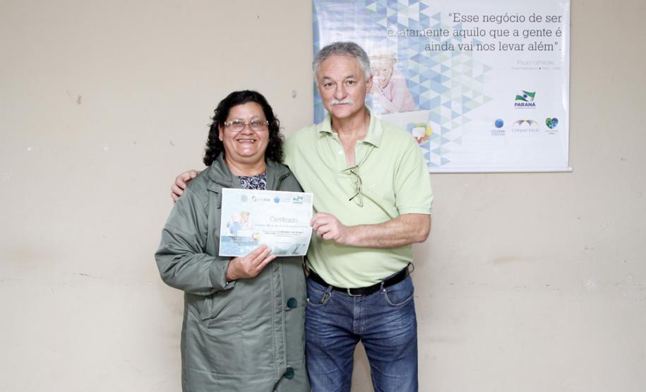 Curso de acesso à internet e redes sociais promovido pela Celepar insere mais 11 idosos no mundo digital