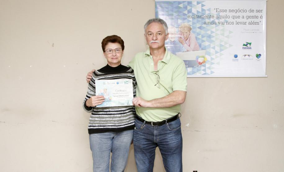 Curso de acesso à internet e redes sociais promovido pela Celepar insere mais 11 idosos no mundo digital