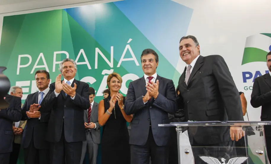 Gov. Beto Richa da posse a Abelardo Lupion como Presidente da Cohapar Governador Beto Richa, da posse ao novo Presidente da Cohapar, Abelardo Lupion, acompanhado pelos, Secretário da Casa Civil, Eduardo Sciarra, Secretário da Agricultura e Abastecimento, Norberto Ortigara, Secretária do Trabalho e Desenvolvimento Social, Fernanda Richa, Secretário de Planejamento, Silvio Barros, Presidente da Sanepar, Mounir Chaowiche, Presidente da Fomento, Juracy Barbosa Sobrinho e demais autoridades.Curitiba, 05/02/2015Foto: Pedro Ribas / ANPr