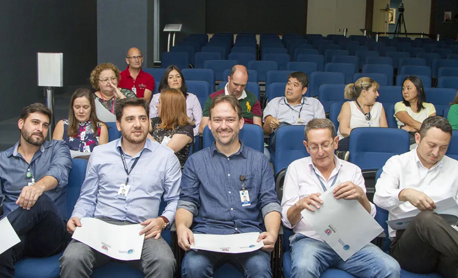 Celepar homenageia 99 empregados que fazem aniversário de casa em 2016