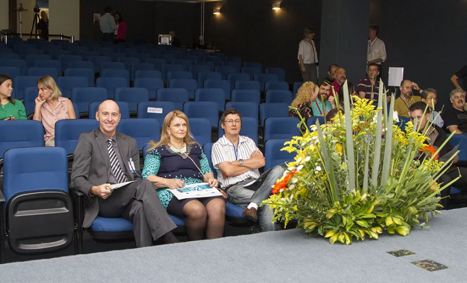 Celepar homenageia 99 empregados que fazem aniversário de casa em 2016