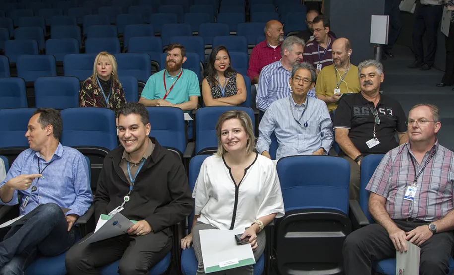Celepar homenageia 99 empregados que fazem aniversário de casa em 2016