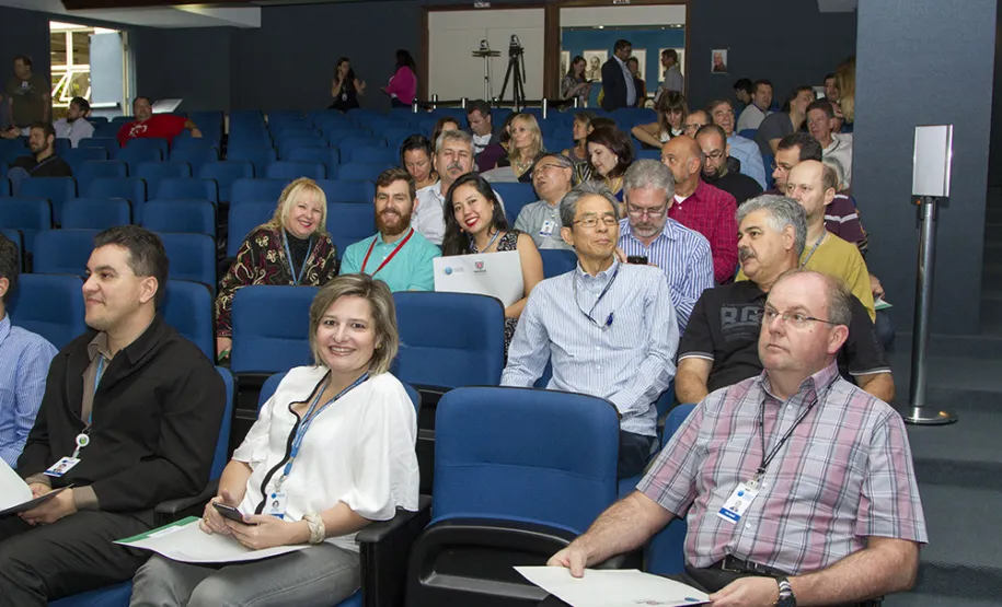Celepar homenageia 99 empregados que fazem aniversário de casa em 2016