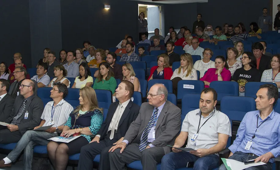 Celepar homenageia 99 empregados que fazem aniversário de casa em 2016