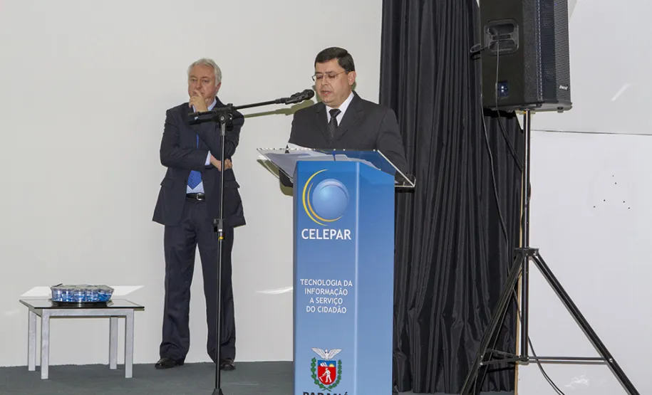 Celepar homenageia 99 empregados que fazem aniversário de casa em 2016