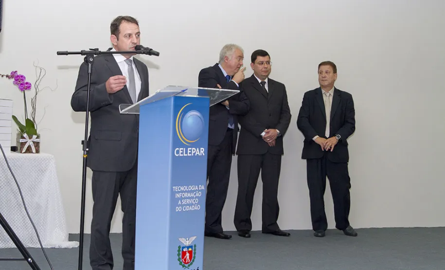 Celepar homenageia 99 empregados que fazem aniversário de casa em 2016