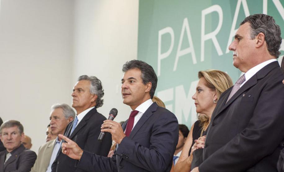 Governador Beto Richa, da posse ao novo Presidente da Cohapar, Abelardo Lupion, acompanhado pelos, Secretário da Casa Civil, Eduardo Sciarra, Secretário da Agricultura e Abastecimento, Norberto Ortigara, Secretária do Trabalho e Desenvolvimento Social, Fernanda Richa, Secretário de Planejamento, Silvio Barros, Presidente da Sanepar, Mounir Chaowiche, Presidente da Fomento, Juracy Barbosa Sobrinho e demais autoridades.Curitiba, 05/02/2015Foto: Pedro Ribas / ANPr