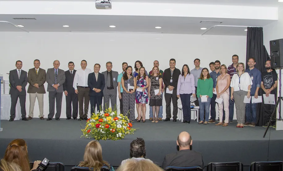 Celepar homenageia 99 empregados que fazem aniversário de casa em 2016 Empregados com 15 anos de Celepar