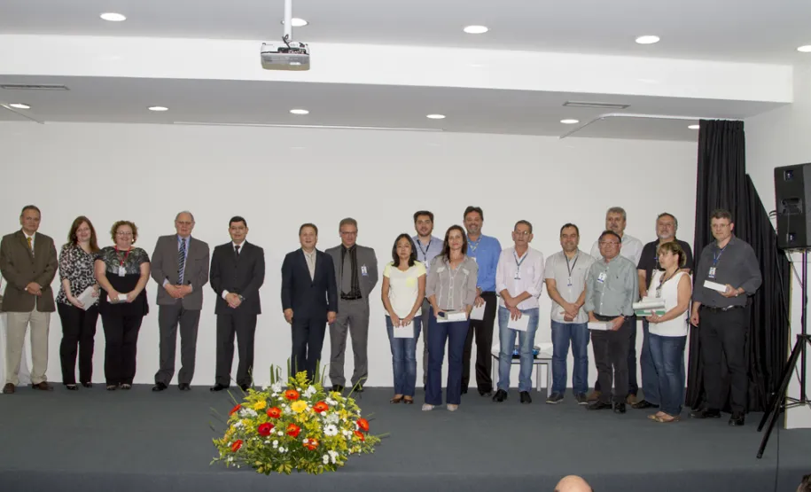 Celepar homenageia 99 empregados que fazem aniversário de casa em 2016 Empregados homenageados com 20 anos de atuação na Celepar