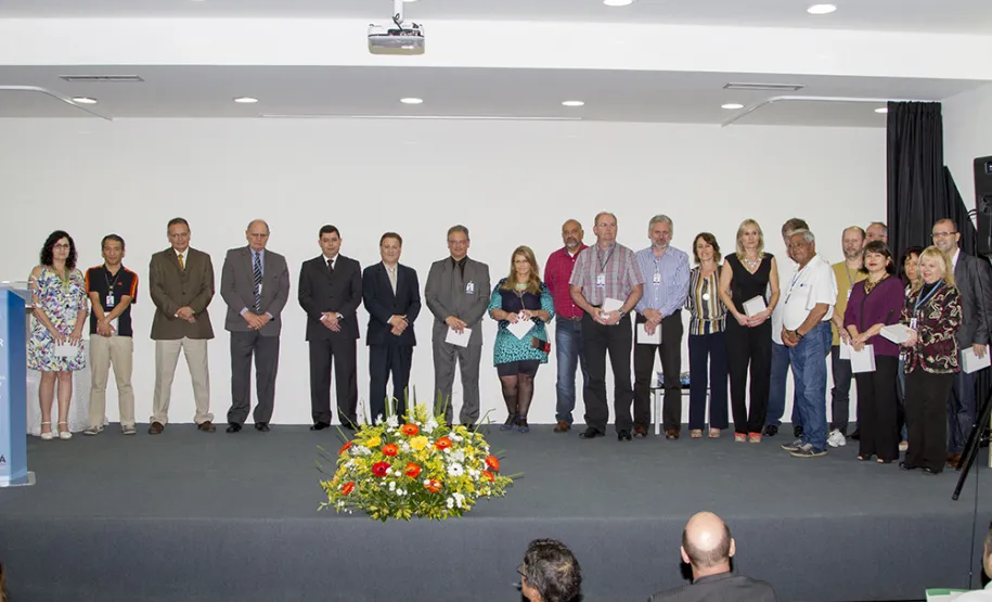 Celepar homenageia 99 empregados que fazem aniversário de casa em 2016 Empregados com 30 anos de Celepar