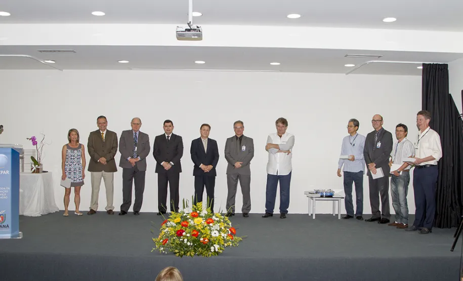 Celepar homenageia 99 empregados que fazem aniversário de casa em 2016 Empregados com 35 anos de Celepar