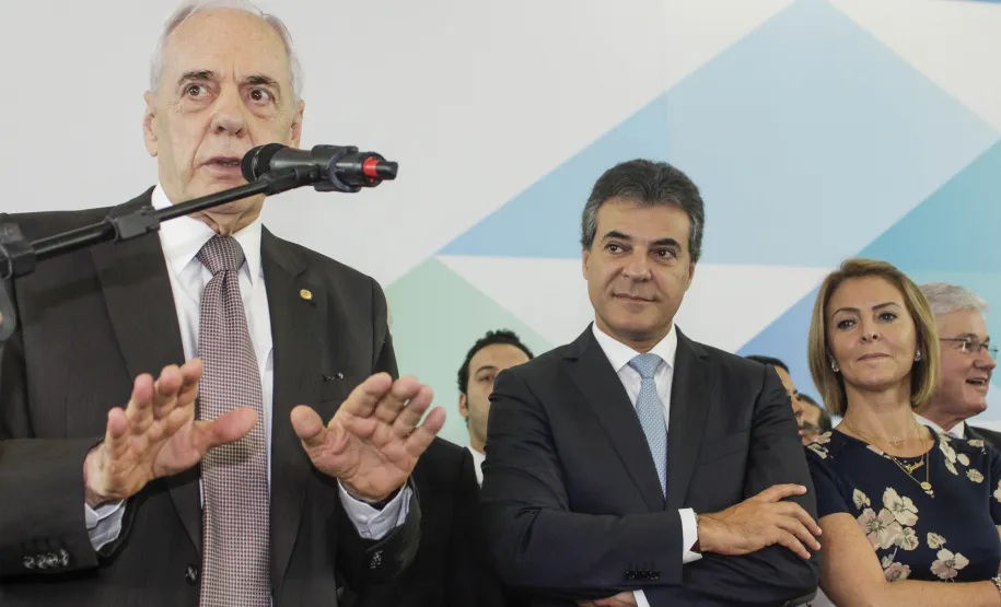 Richa dá posse aos novos secretários da Casa Civil, Administração e Justiça Governador Beto Richa empossa os novos secretários estaduais, chefe da Casa Civil, Valdir Rossoni, da Administração, Reinhold Stephanes e da Justiça, Cidadania e Direitos Humanos, Artagão Junior. Curitiba, 21/03/2016. Foto: Pedro Ribas/ANPr