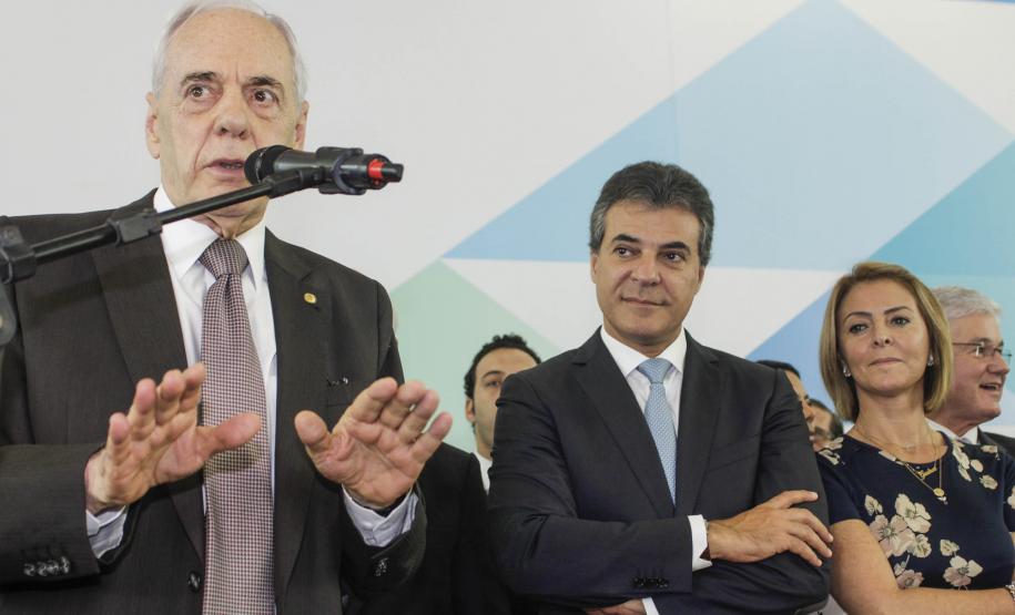 Richa dá posse aos novos secretários da Casa Civil, Administração e Justiça Governador Beto Richa empossa os novos secretários estaduais, chefe da Casa Civil, Valdir Rossoni, da Administração, Reinhold Stephanes e da Justiça, Cidadania e Direitos Humanos, Artagão Junior. Curitiba, 21/03/2016. Foto: Pedro Ribas/ANPr