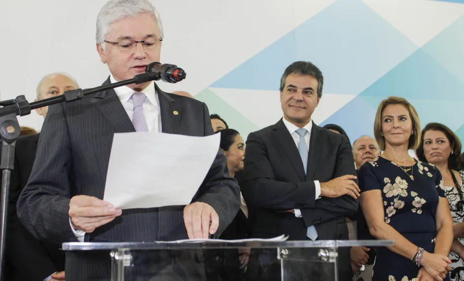 Richa dá posse aos novos secretários da Casa Civil, Administração e Justiça Governador Beto Richa empossa os novos secretários estaduais, chefe da Casa Civil, Valdir Rossoni, da Administração, Reinhold Stephanes e da Justiça, Cidadania e Direitos Humanos, Artagão Junior. Curitiba, 21/03/2016. Foto: Pedro Ribas/ANPr