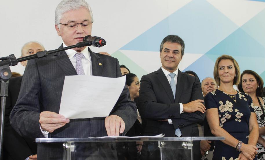 Richa dá posse aos novos secretários da Casa Civil, Administração e Justiça Governador Beto Richa empossa os novos secretários estaduais, chefe da Casa Civil, Valdir Rossoni, da Administração, Reinhold Stephanes e da Justiça, Cidadania e Direitos Humanos, Artagão Junior. Curitiba, 21/03/2016. Foto: Pedro Ribas/ANPr